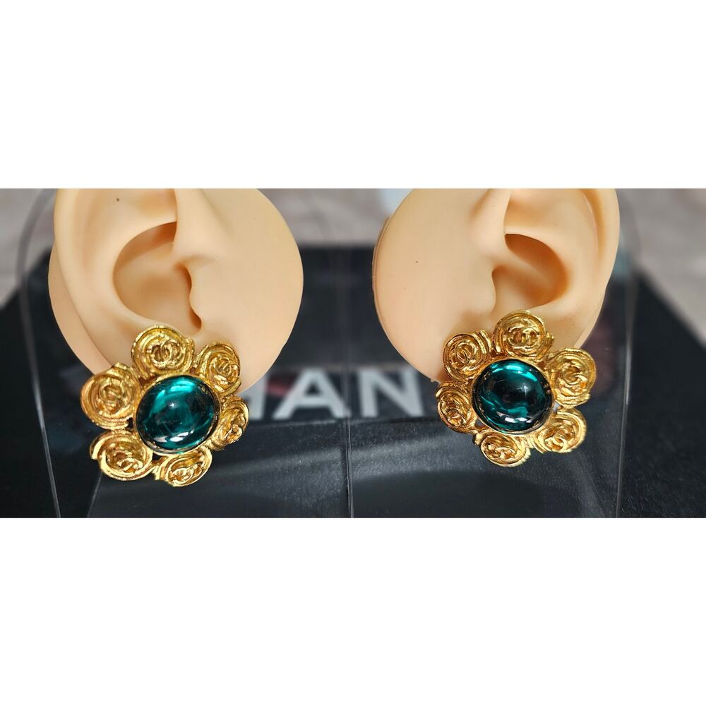 CHANEL Vintage 94P Green Gripoix Clip On Earrings - Picture 3 of 6